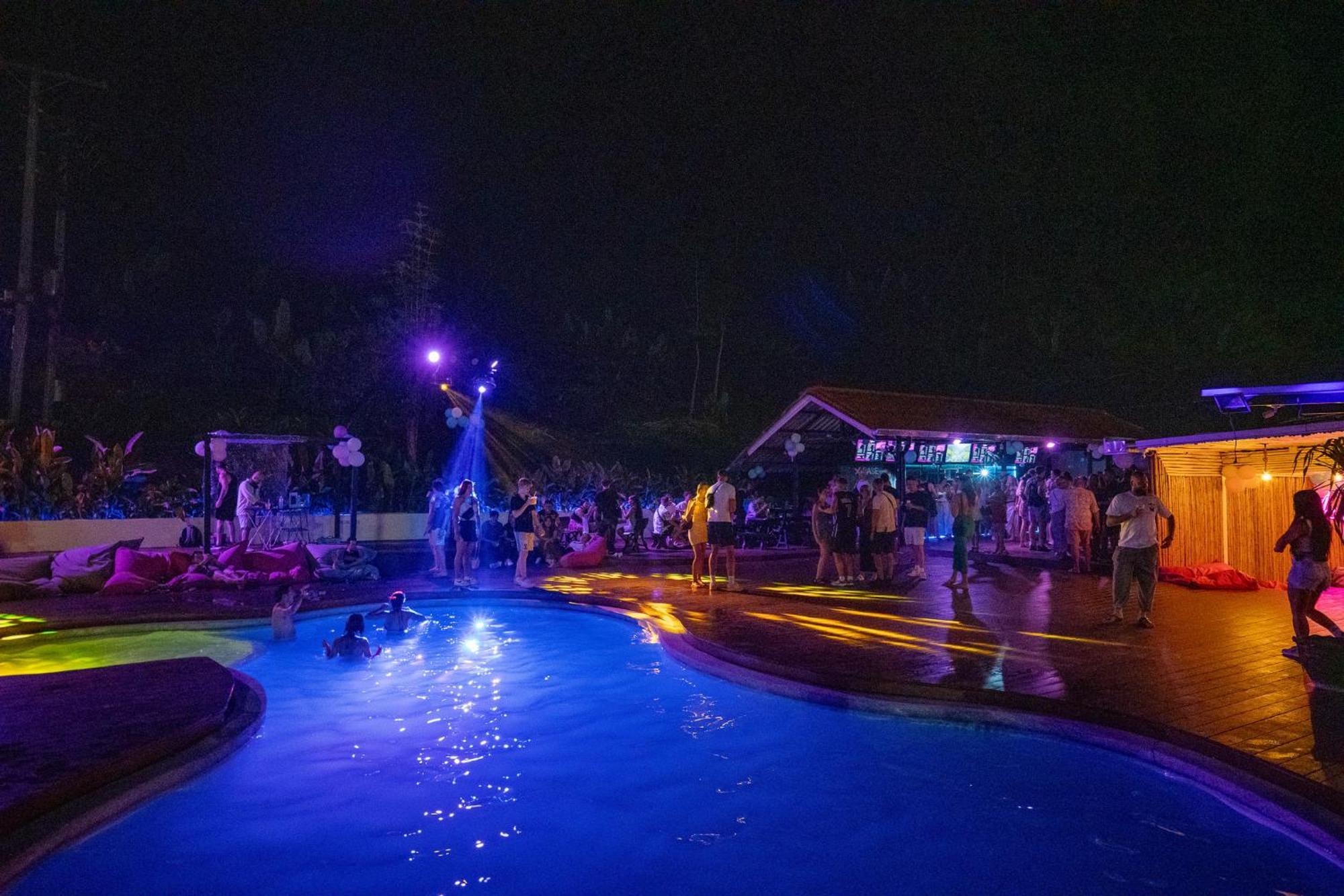 Base Party Hostel Ao Nang Exteriér fotografie